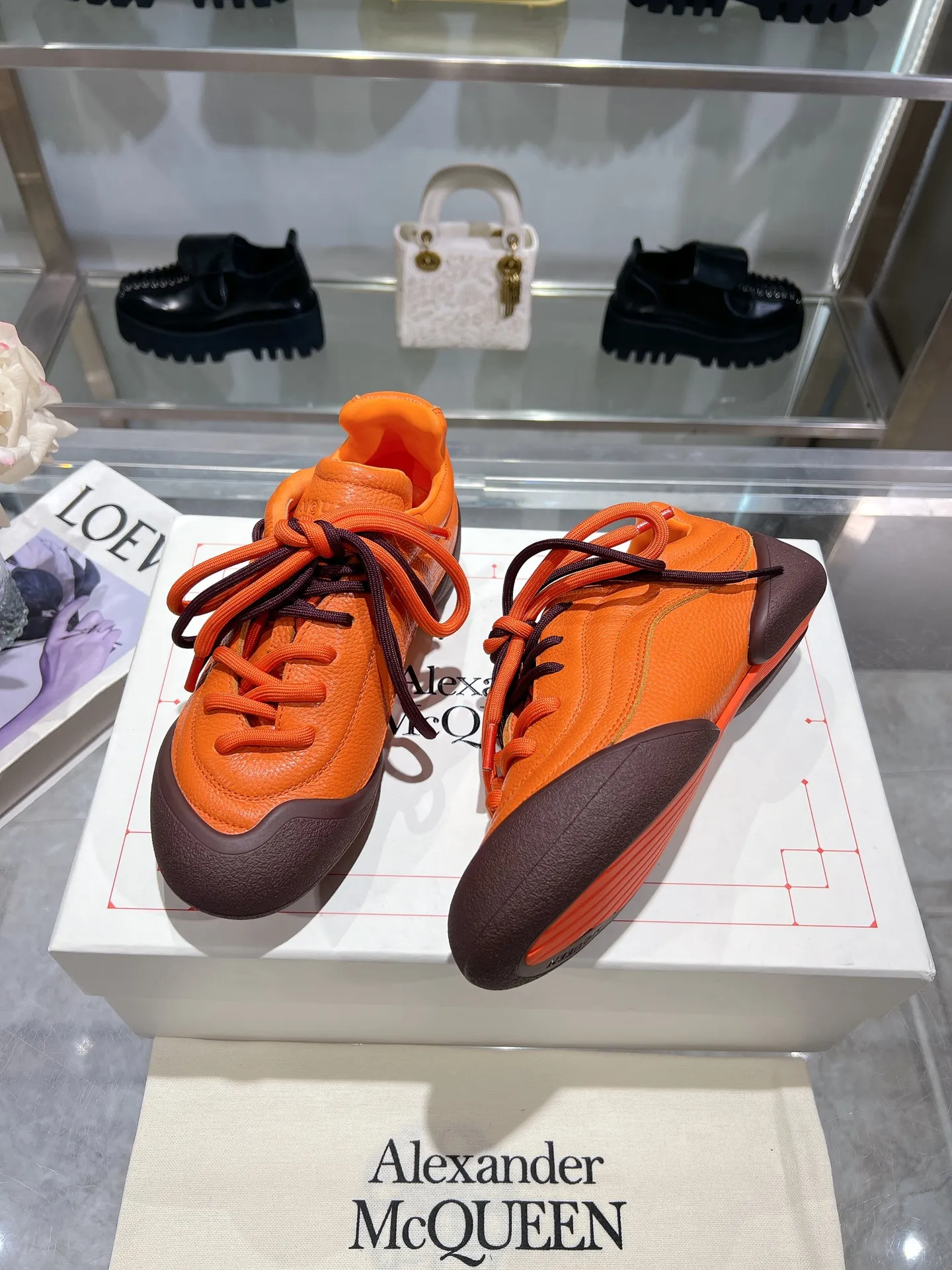 p580💰Couple model 𝐀𝐥𝐞𝐱𝐚𝐧𝐝𝐞𝐫 𝐌𝐜𝐐𝐮𝐞𝐞𝐧#/Alexander McQueen’s latest Flexion series, retro, casual, sneakers, original purchase, development, production, this Flexion Off Low-top sneakers in white grained leather with varying sized laces and an anatomically inspired lightweight segmented sole. The reverse skull pattern is embossed on the heel. Fabric: Original customized imported first-layer cowhide. Lining: Customized imported breathable mesh lining. Sole: Original open-molded non-slip TPU material. Bottom thickness: 2CM. Size: #Female size 35-40 (40 customized, non-refundable) #Men’s code 39-45 (45 customized, non-refundable)